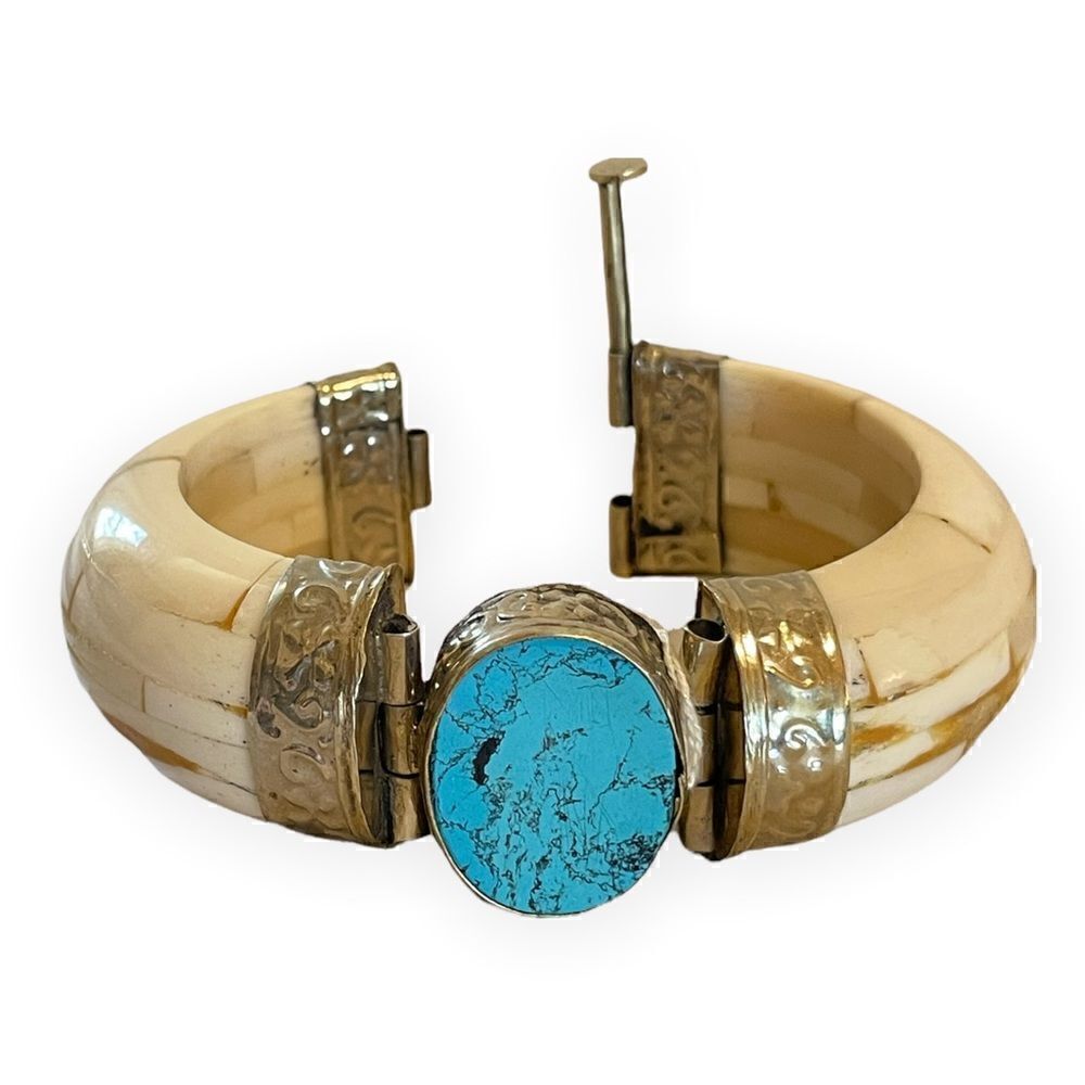 ❤️SOLS❤️Saks Fifth Avenue Stunning Turquoise Center Stone Hinge Bracelet